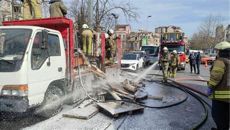 Beyoğlu''nda park halindeki kamyonette yangın